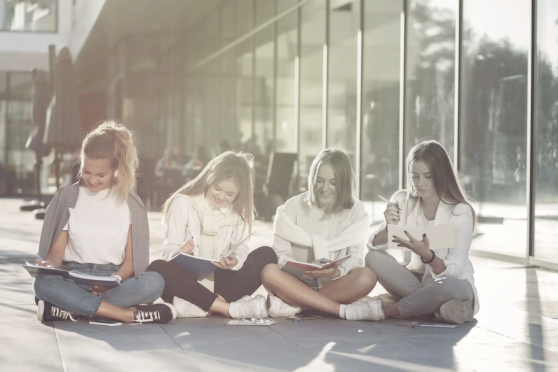 mujeres estudiando